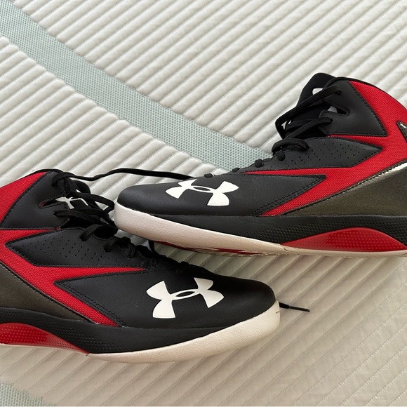 Under Armour basketball shoes. - Picture 5 of 6